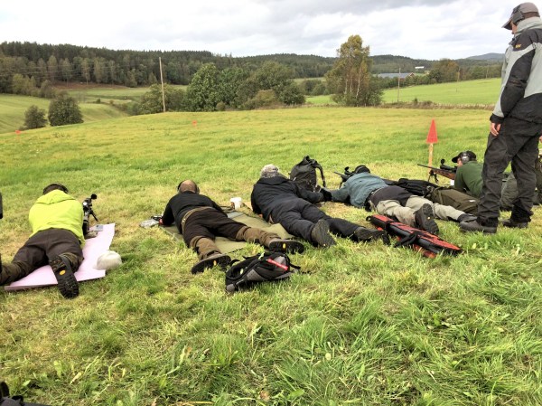 Skyttar hjälper varandra att läsa vind och träffa mål långt ut. 