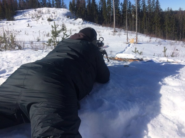 Emil skjuter riktigt bra på precisionstavla. Avstånd - vi bedömer det till 50m