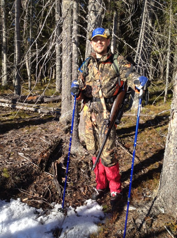 Christer visar erfarenhet och kör med stavar för att minska risken för att halka!