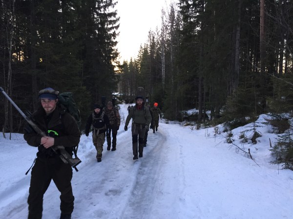 NM börjar med en vandring upp till respektive station. 