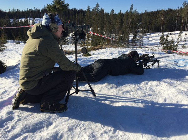 Emil siktar in sig på långa målet på Station 4