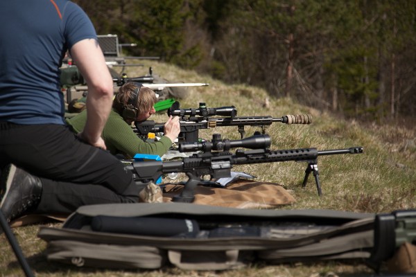 Skytt skjuter och finputsar på detaljer. 