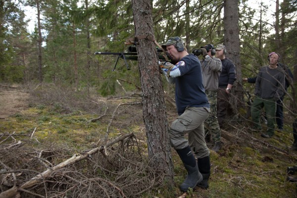 Vapenremmen kan användas till många saker, bl.a. som fäste i träd