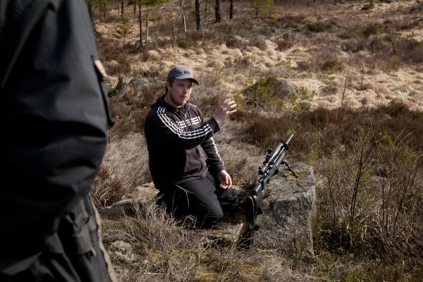 Skjutställningar utanför boxen - Emil instruerar. 